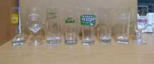 Copos com marcas de bebidas diversas