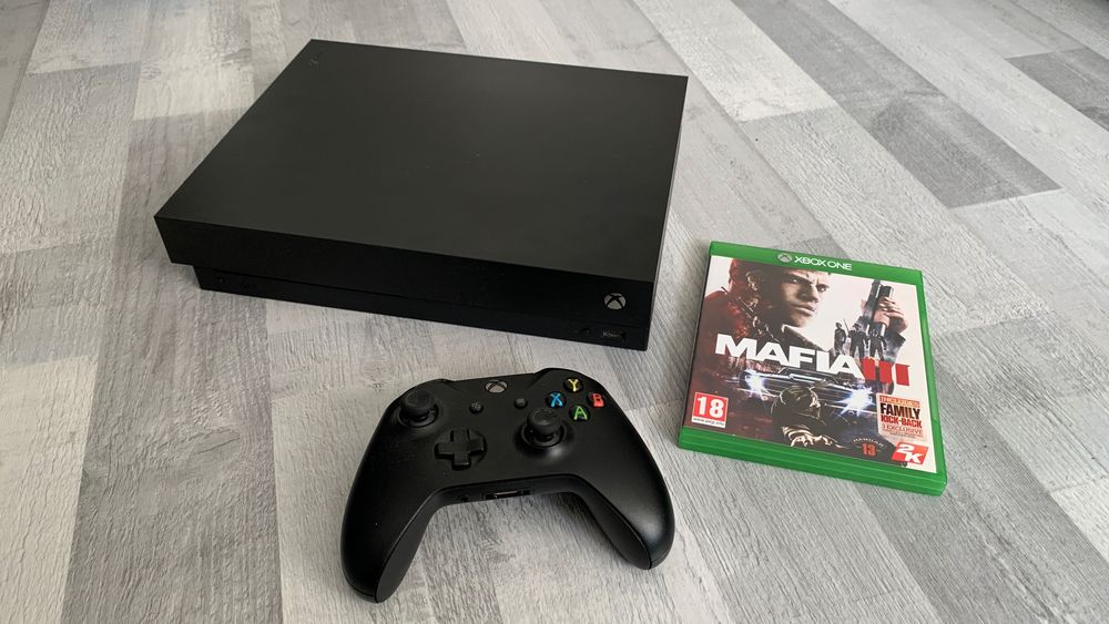 Xbox One X + Gra - stan jak nowa !