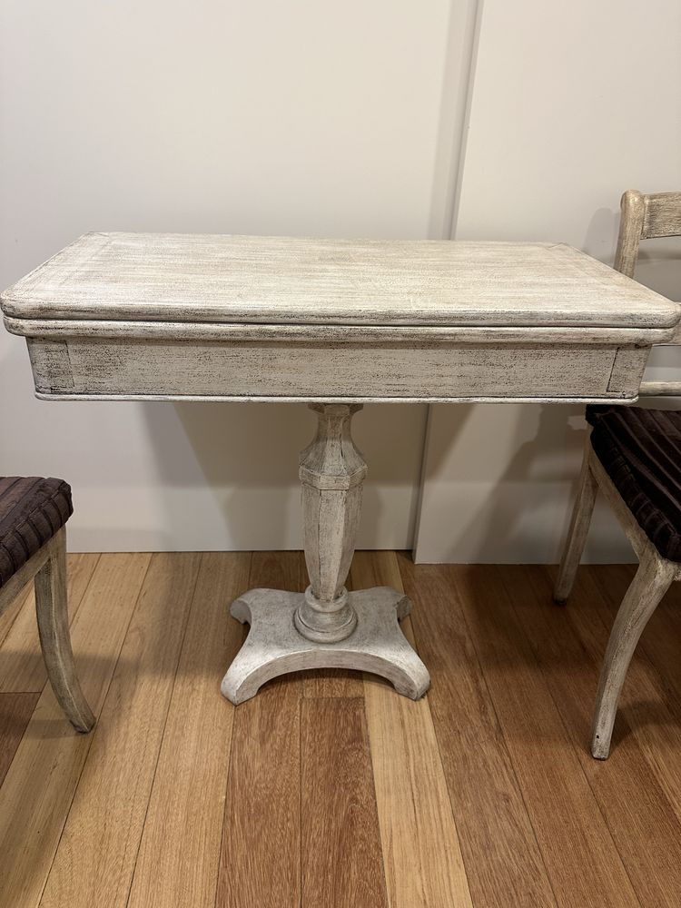 Mesa de jogo + 2 cadeiras em mogno pintado