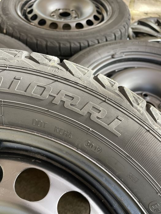 Комплект дисків із зимовою резиною та ковпаками 205/55r16