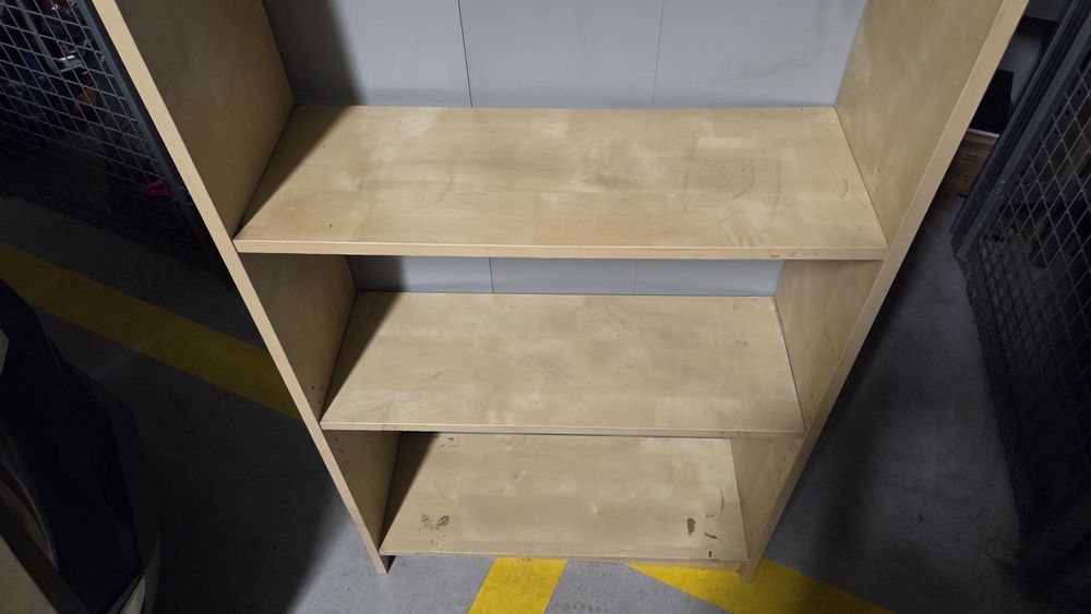 Regał z półkami na książki w bardzo dobrym stanie