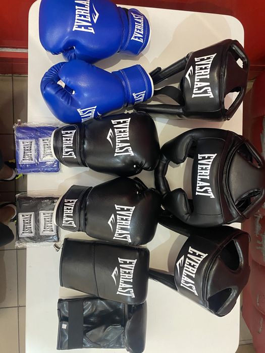 Боксёрские перчатки карате,битки,бинты,лапы,шлем,тейпы,капа EVERLAST