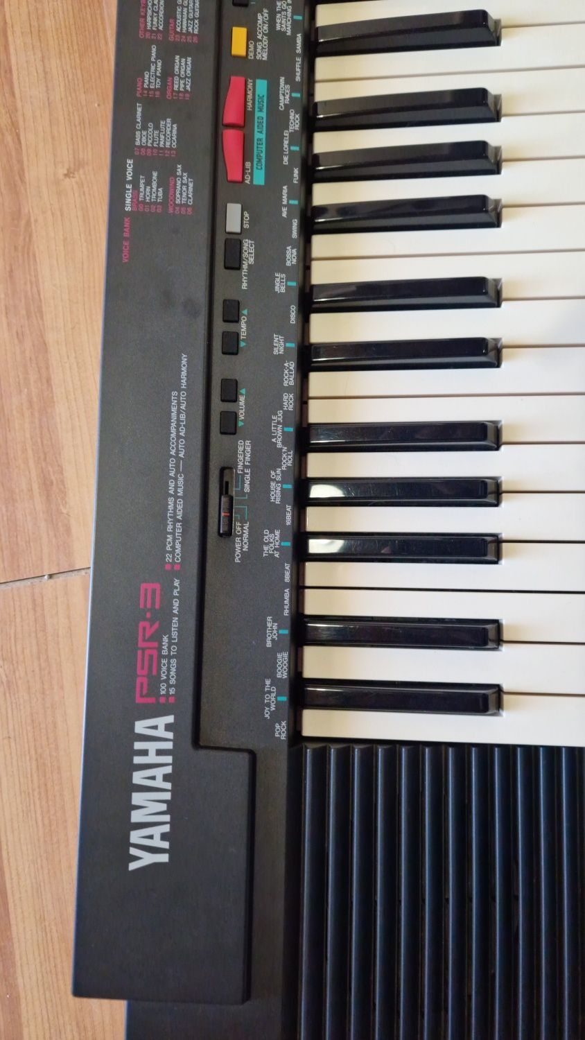Yamaha PSR-3 com suporte para teclado.