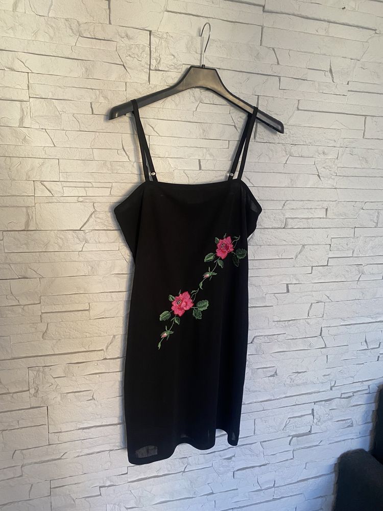 Mała czarna sukienka z kwiatami Etam