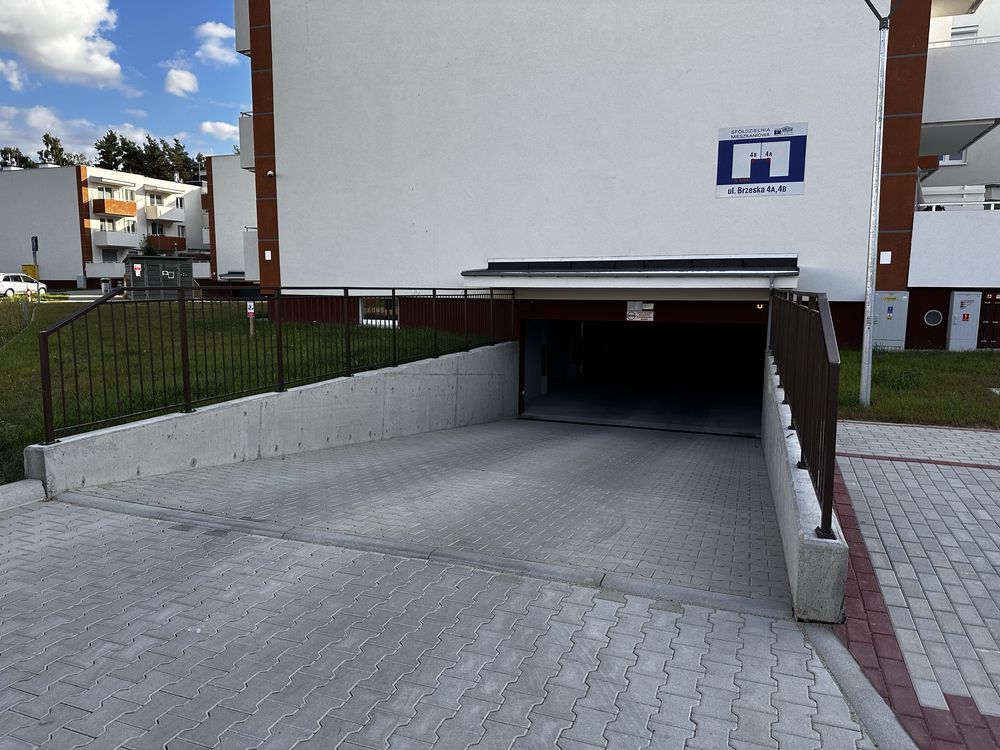Miejsce postojowe ul. Brzeska 4B