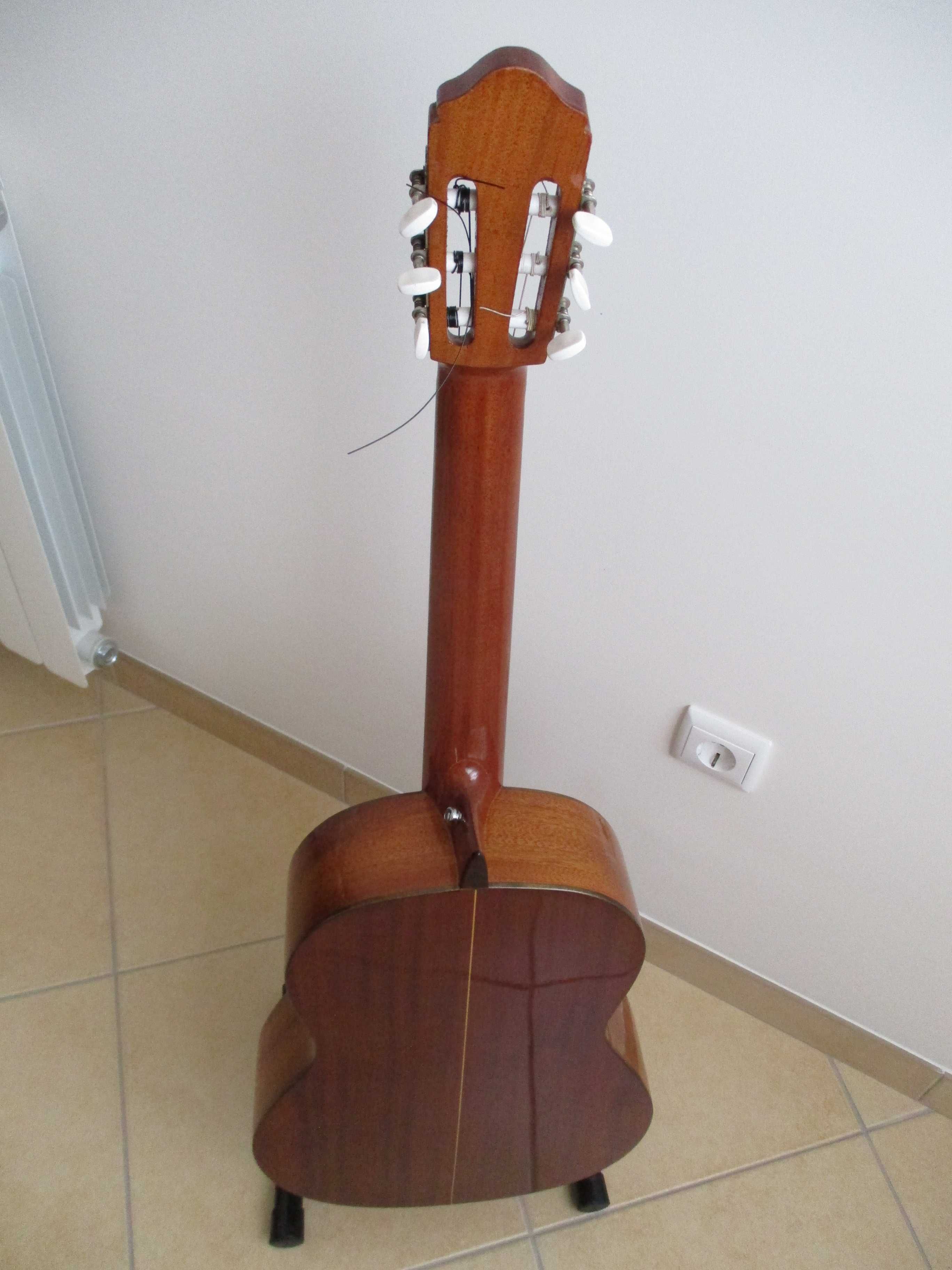 Guitarra clássica eletrificada