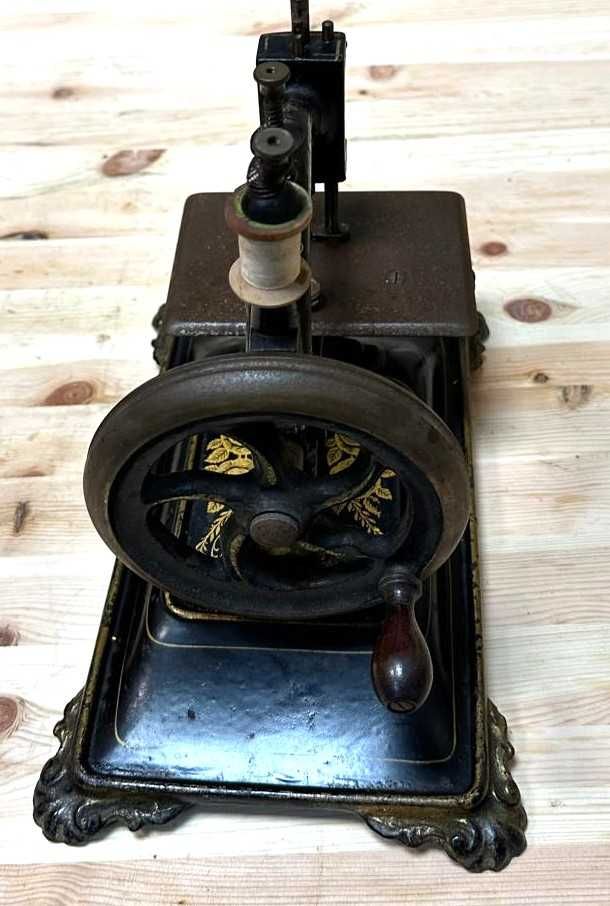 Maquina de costura antiga,de mesa, miniatura, a funcionar
