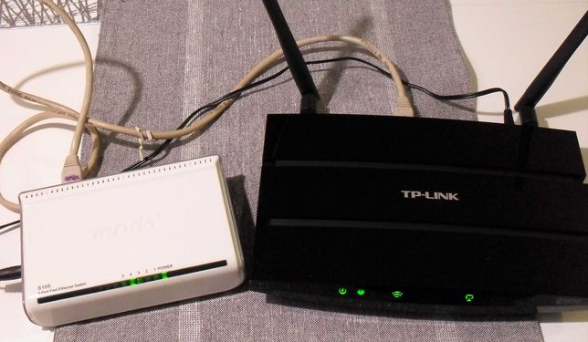 Zestaw do sieci domowej, router TP-LINK, switch Tenda, kabel.