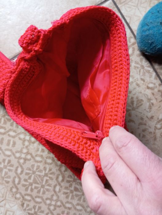 Ładna czerwona szydełkowa torebka