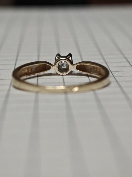 Золота каблучка, з діамантом, 585 проба.