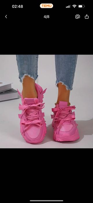 Модні рожеві кросівки