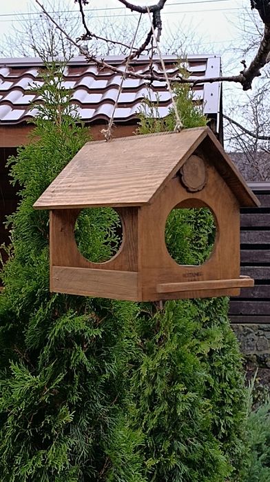 Годівничка для пташок.