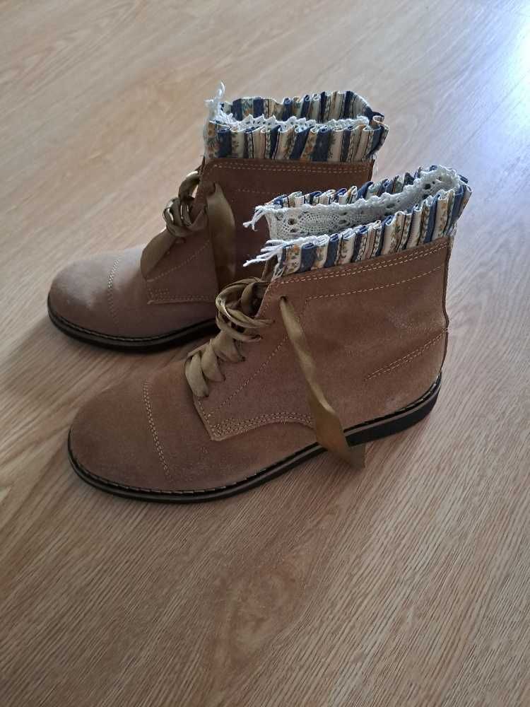 botas de pele com tecido e renda