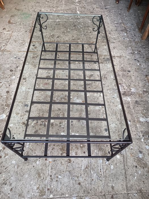 Cadeiras, bancos e mesa centro