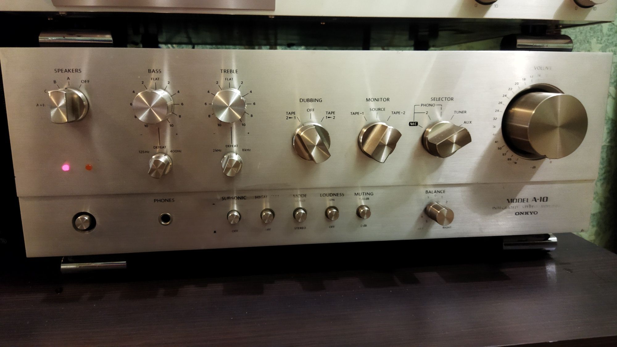 Устлитель Onkyo Model A-10 Integrated Stereo Amplifier