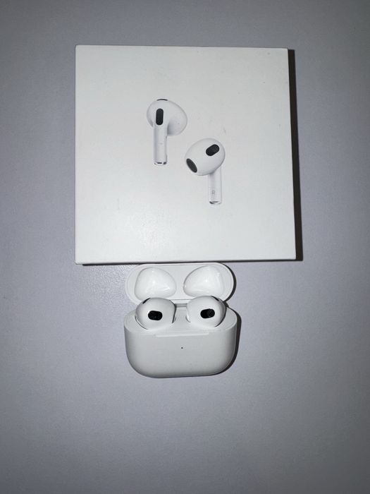 Продам в хорошому стані Apple AirPods 3
