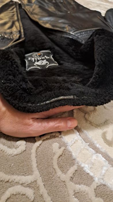 Чоловіча шкіряна куртка з хутром
Чоловіча шкіряна куртка з натуральни