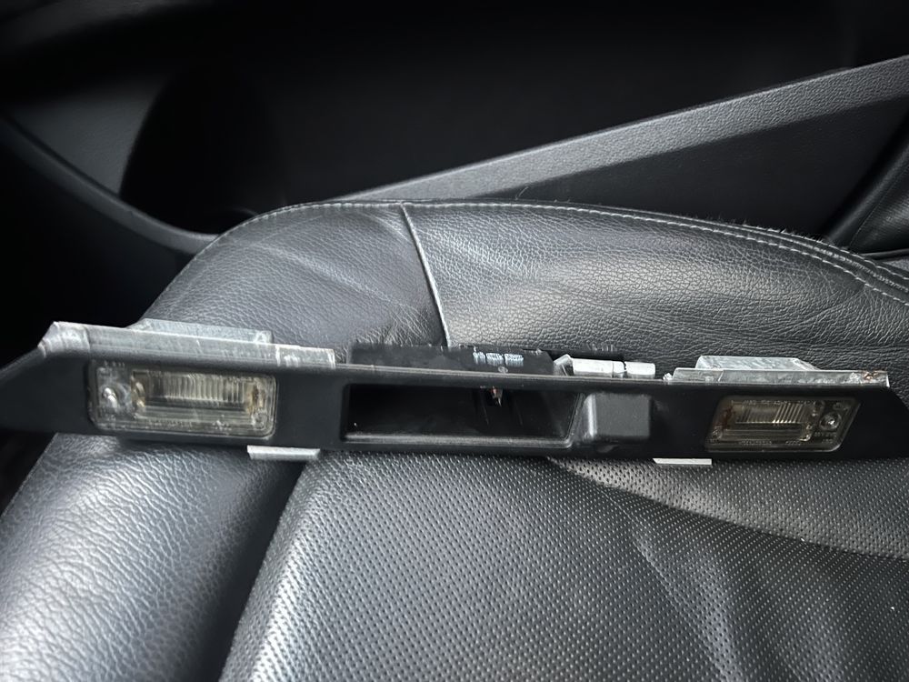 Планка подсветки номера Audi Q7 под камеру