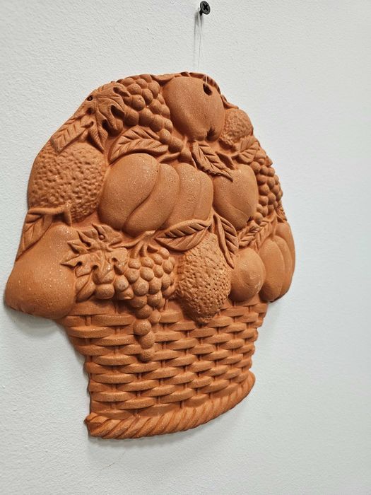 Dekoracja ścienna z terakoty – kosz z owocami