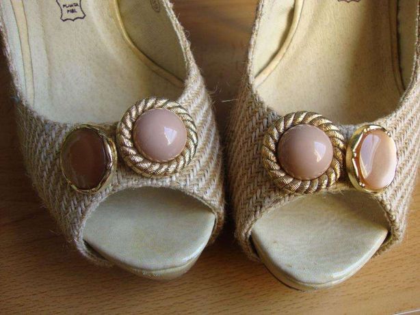 Sapatos bege nude com pedras brilhantes