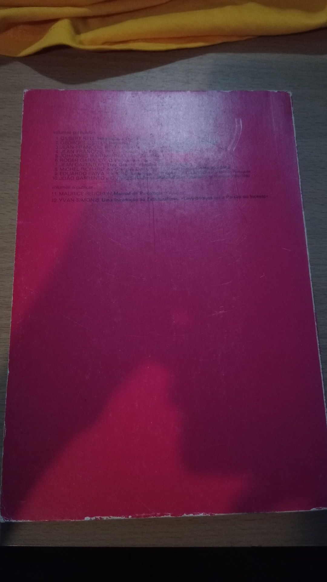 Livro universitário antigo