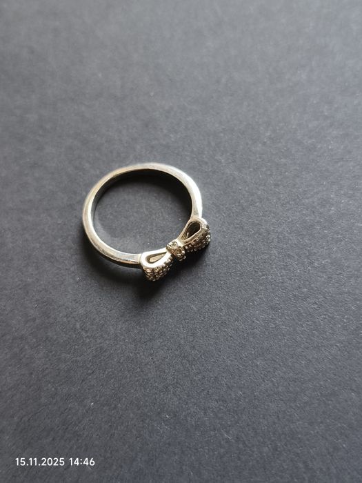 Pierścionek kokardka z kryształkami, srebro 925, średnica 17,6 mm