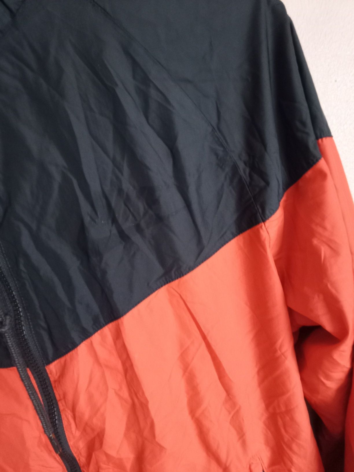 Czarno czerwona kurtka wiatrówka Nike