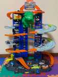Ігровий набір Hot Wheels T-Rex Mattl. Легендарний гараж