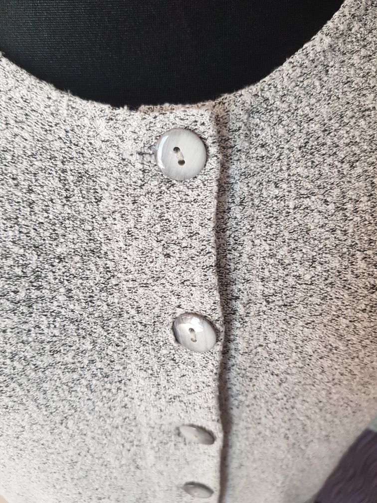 Szary sweterek damski zapinany na guziki marki Defacto rozmiar S