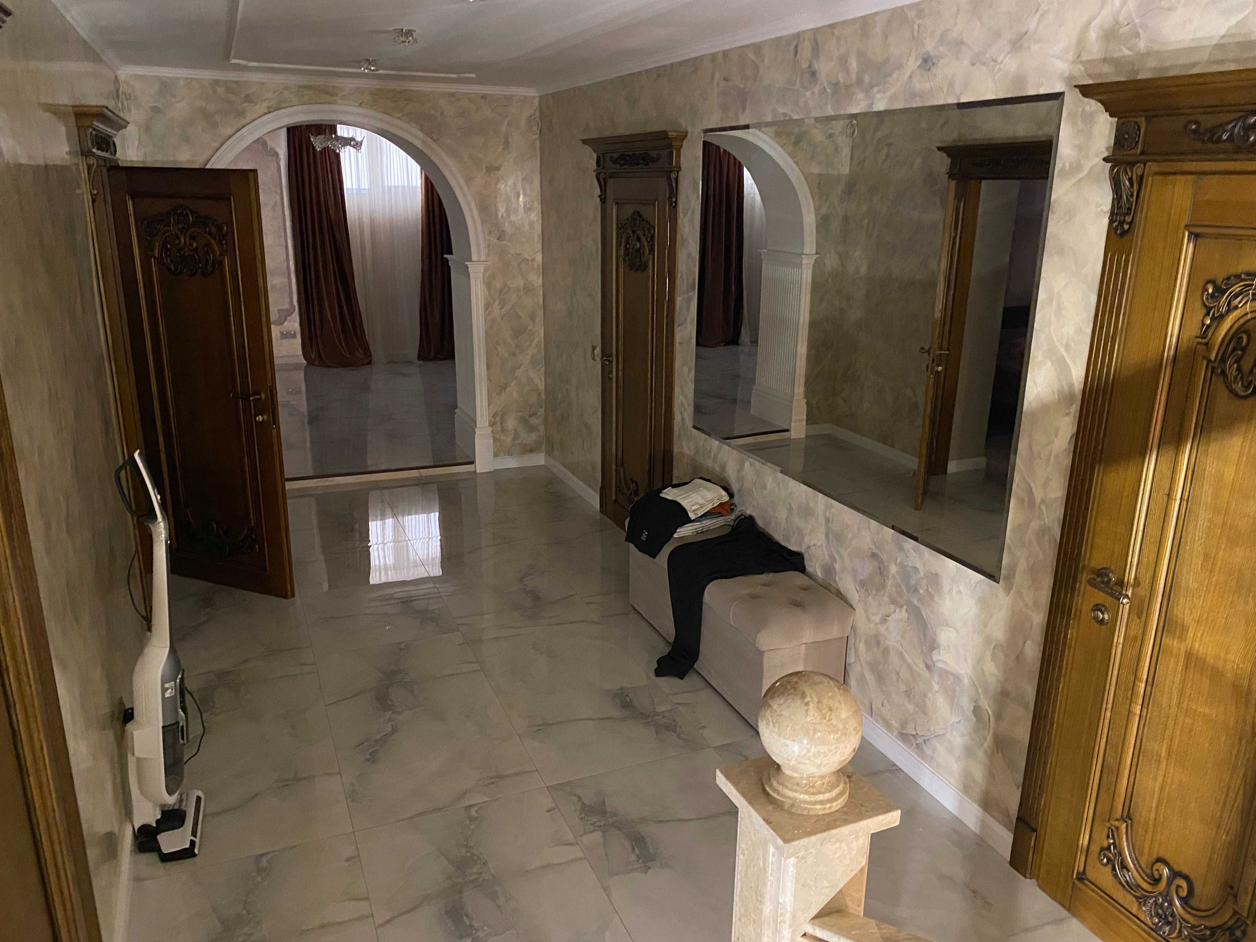 Продам 2 поверховий будинок з гаражем і ділянкою на 8 соток