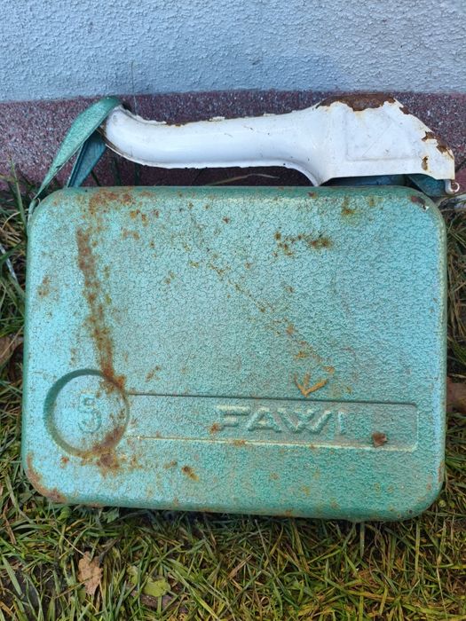 metalowy kanister z lejkiem marki FAWI, ddr