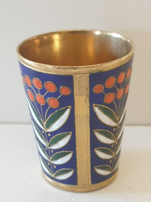Antigo copo de vodka russo dourado e esmaltado