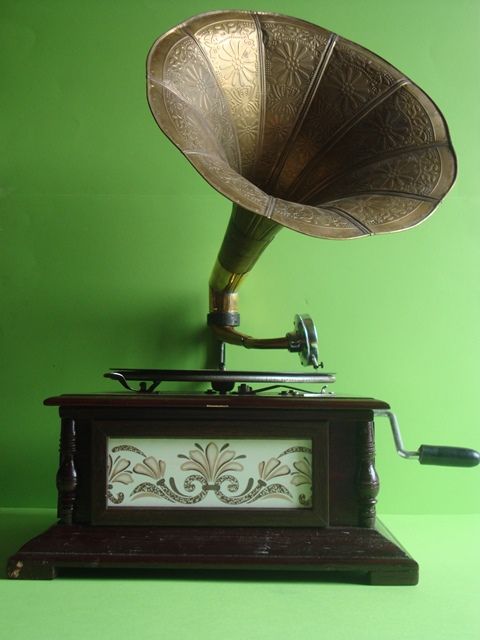 Gramofone portátil, inglês, do início do séc. XX