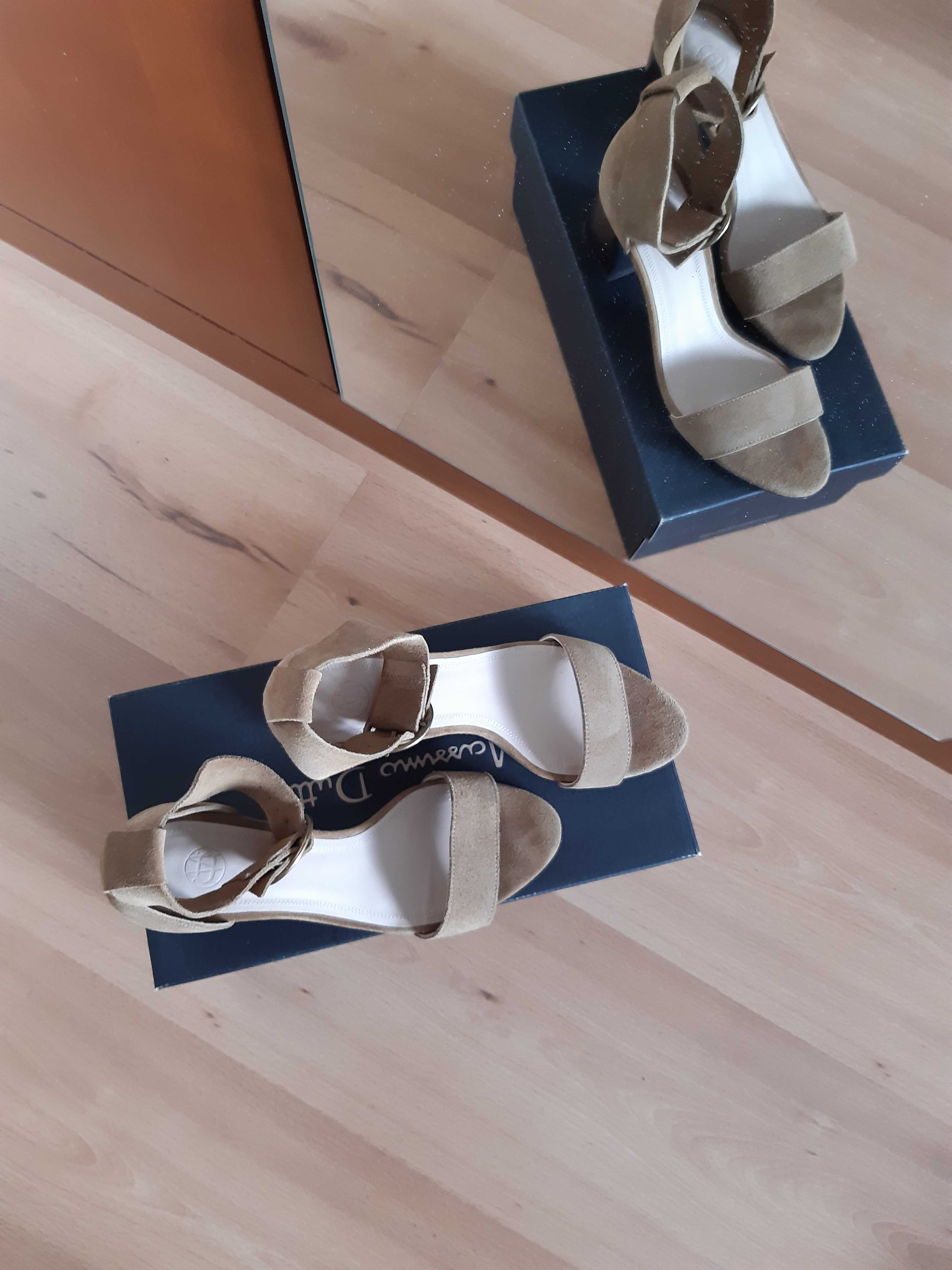 Sandały zamszowe w kolorze oliwkowym Massimo Dutti