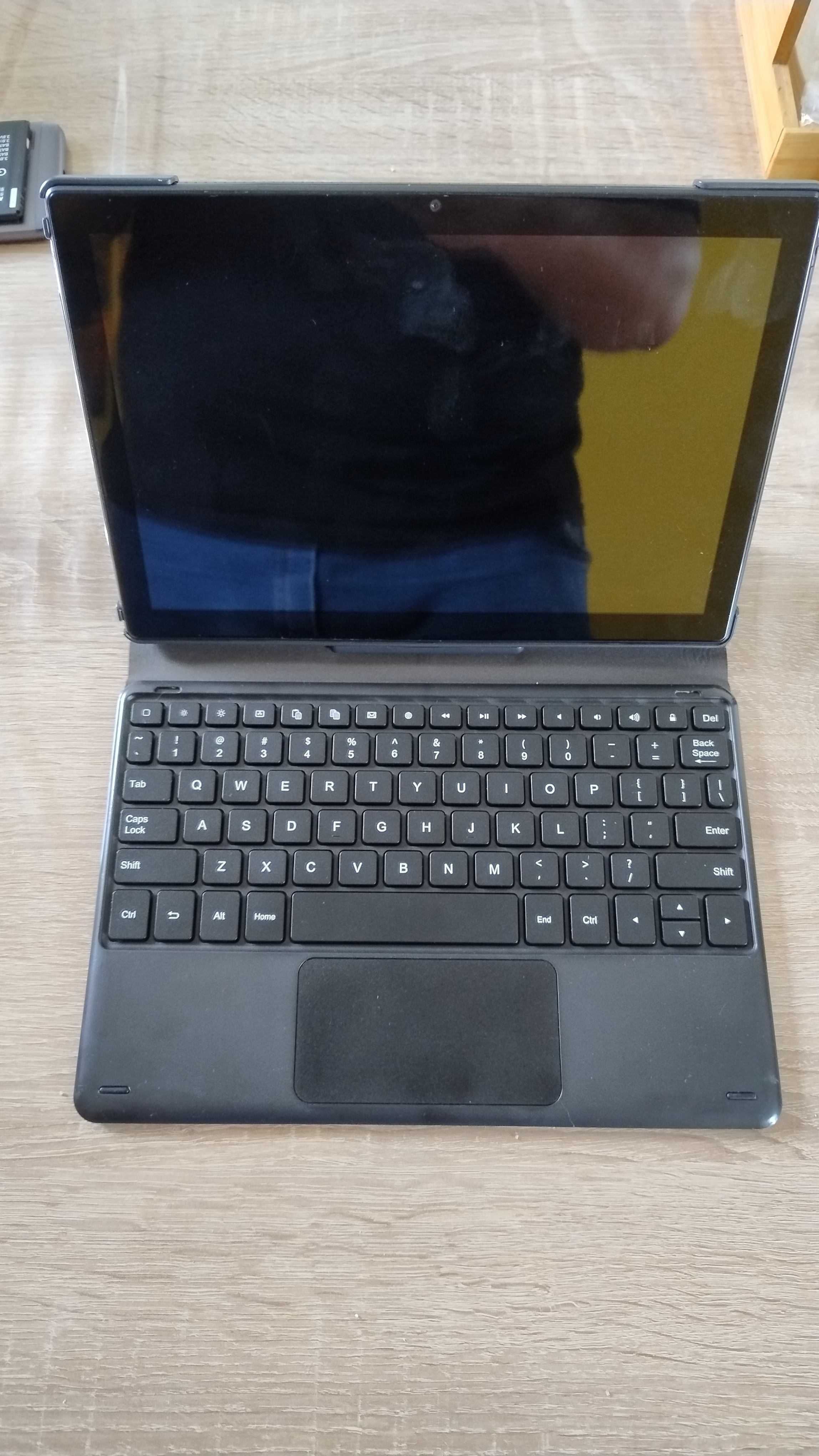 Tablet LNMBBS Blackview Tab 11 jak nowy, z etui i padniętą klawiaturą