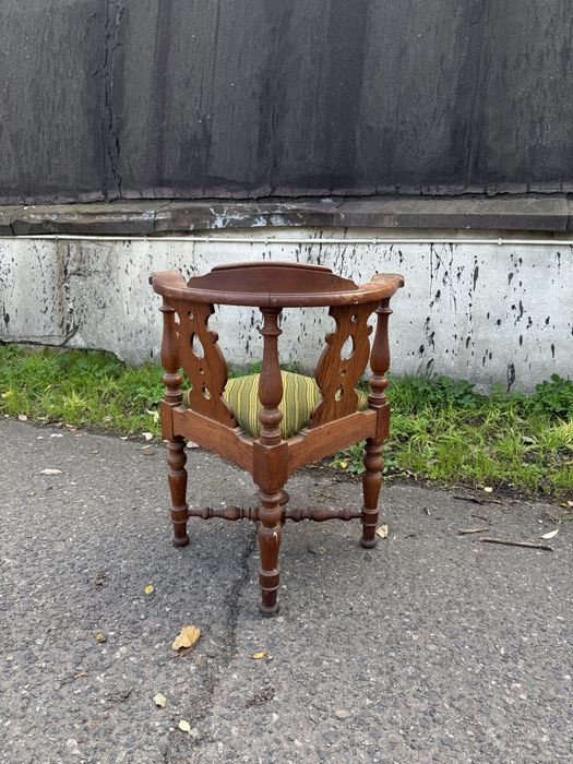 Drewniane krzesło w stylu vintage – ozdobne, solidne
