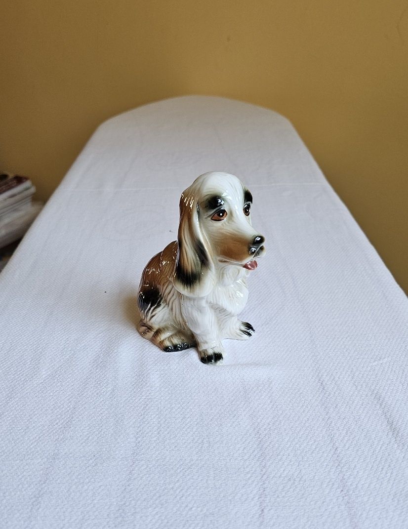 Porcelana figurka psa.