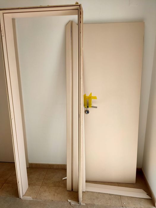 Porta de madeira branca