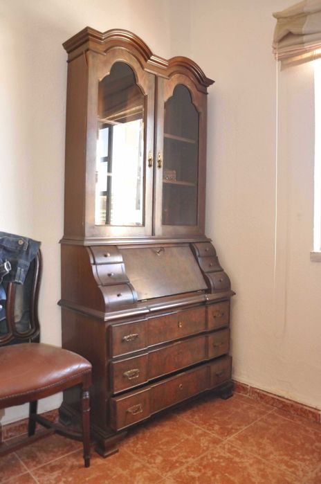 Secretária antiga com vitrine superior