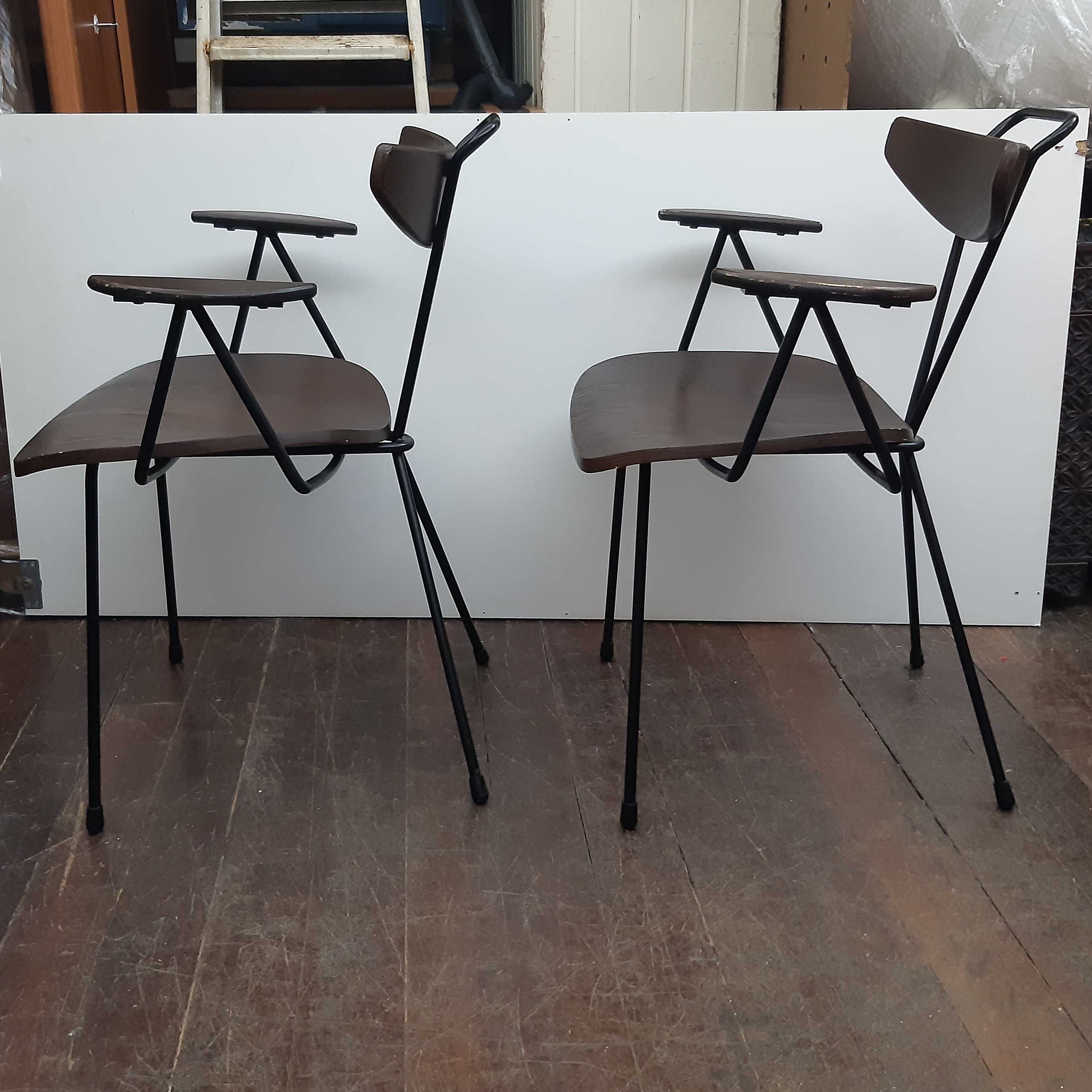 Duas Boas Cadeiras c/ Braços Design Nórdico Ferro Madeira