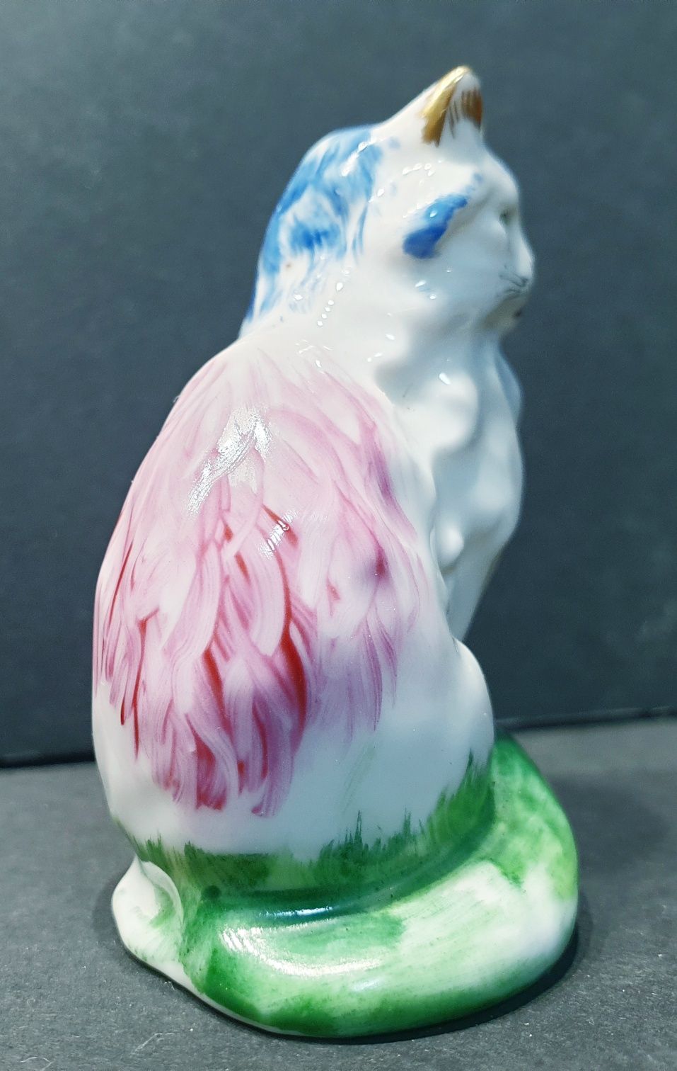 Lindo pequeno gato pintado à mão em porcelana Vista Alegre