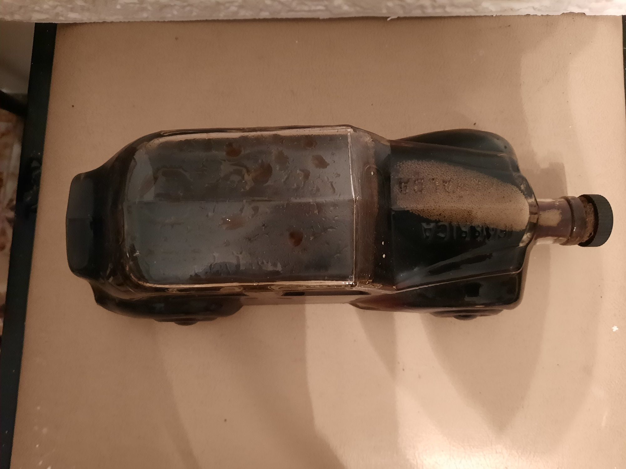Garrafa em vidro muito antiga em forma de carro