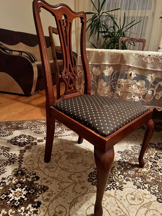 Стіл та чотири стільці