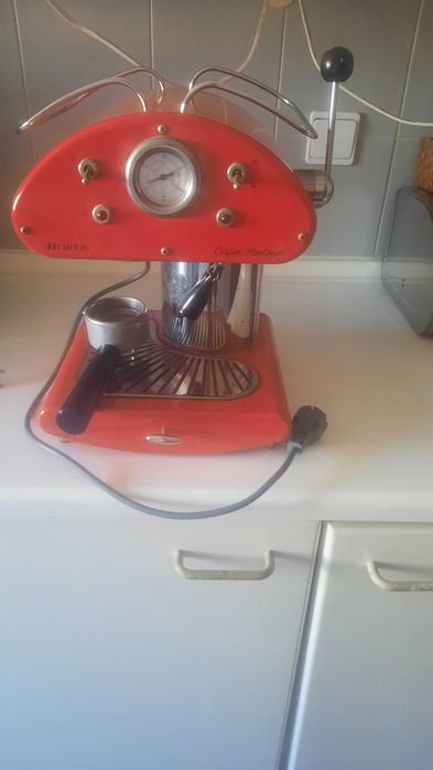 Mesa de sala 65€ e maquina cafe ariete 35€