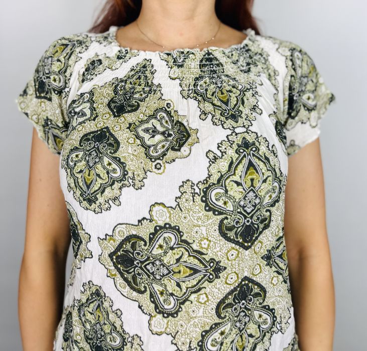 Biała bluzka z krótkim rękawem i orientalnym wzorem