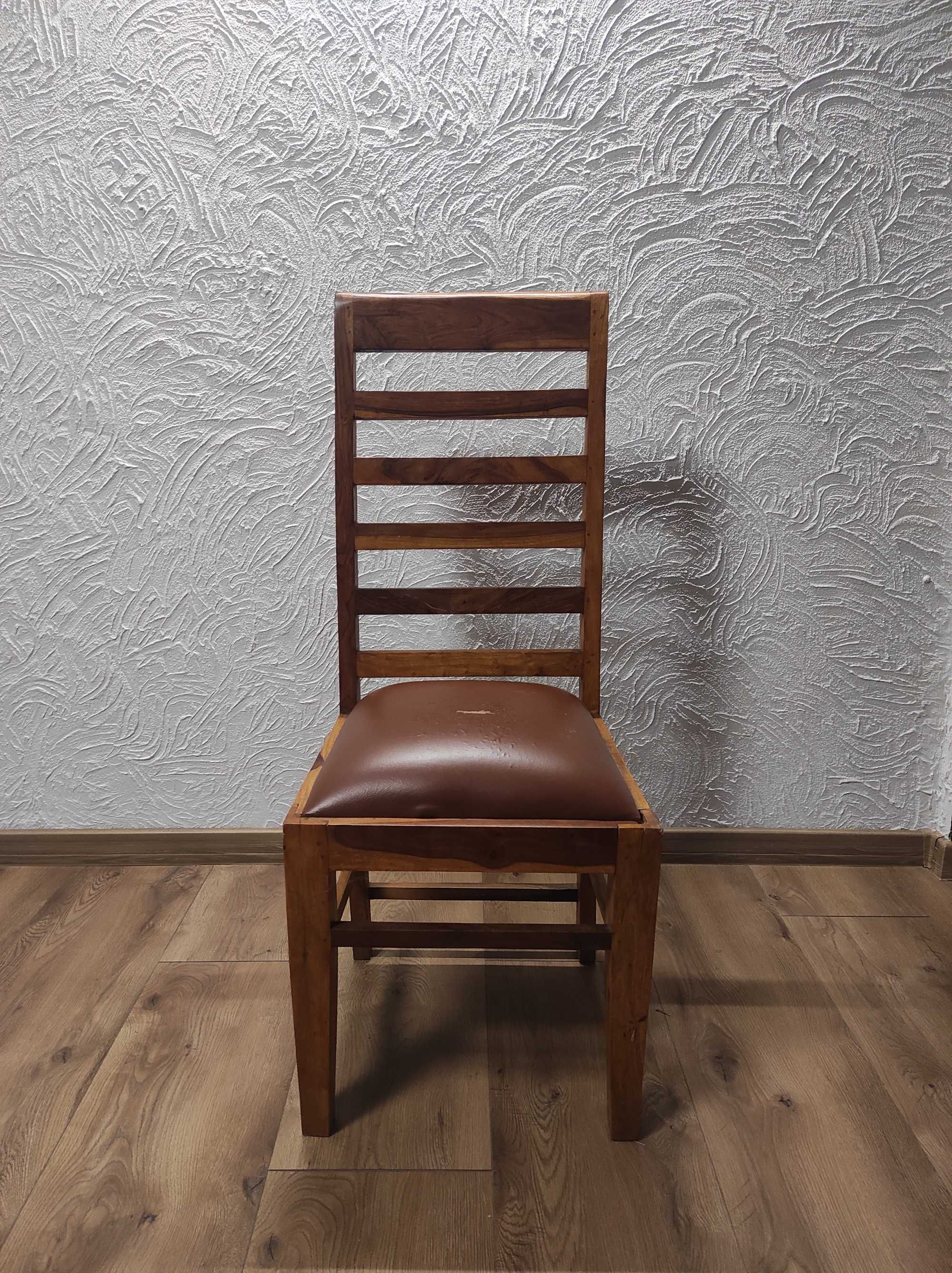 Stół z drewna tekowego i krzesła kolonialne