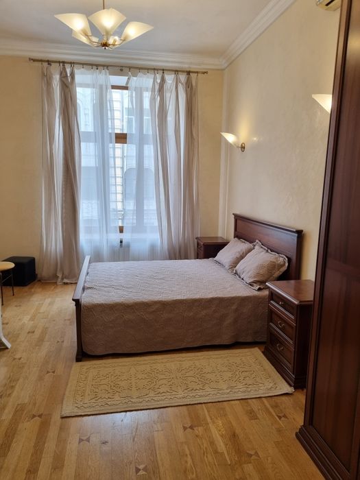 Подол, Андреевский спускск 2в, статусный дом, высокие потолки