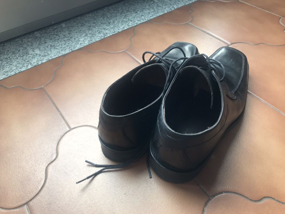 Pele verdadeira. Sapatos homem pretos 41 usados uma vez.