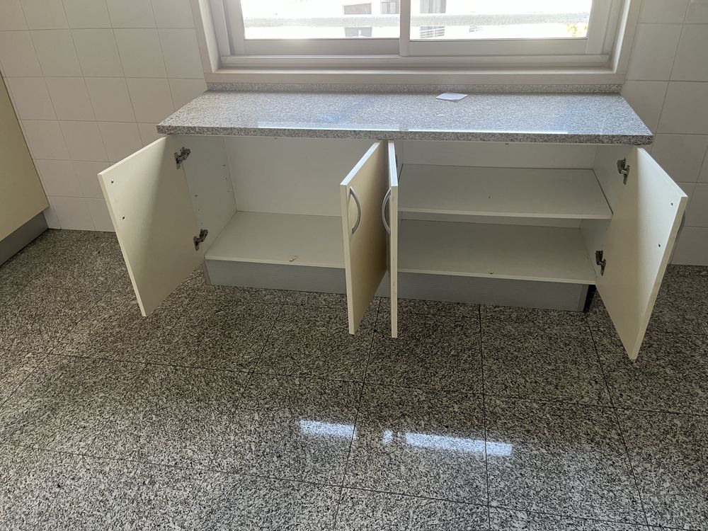 Cozinha grande com eletrodomesticos