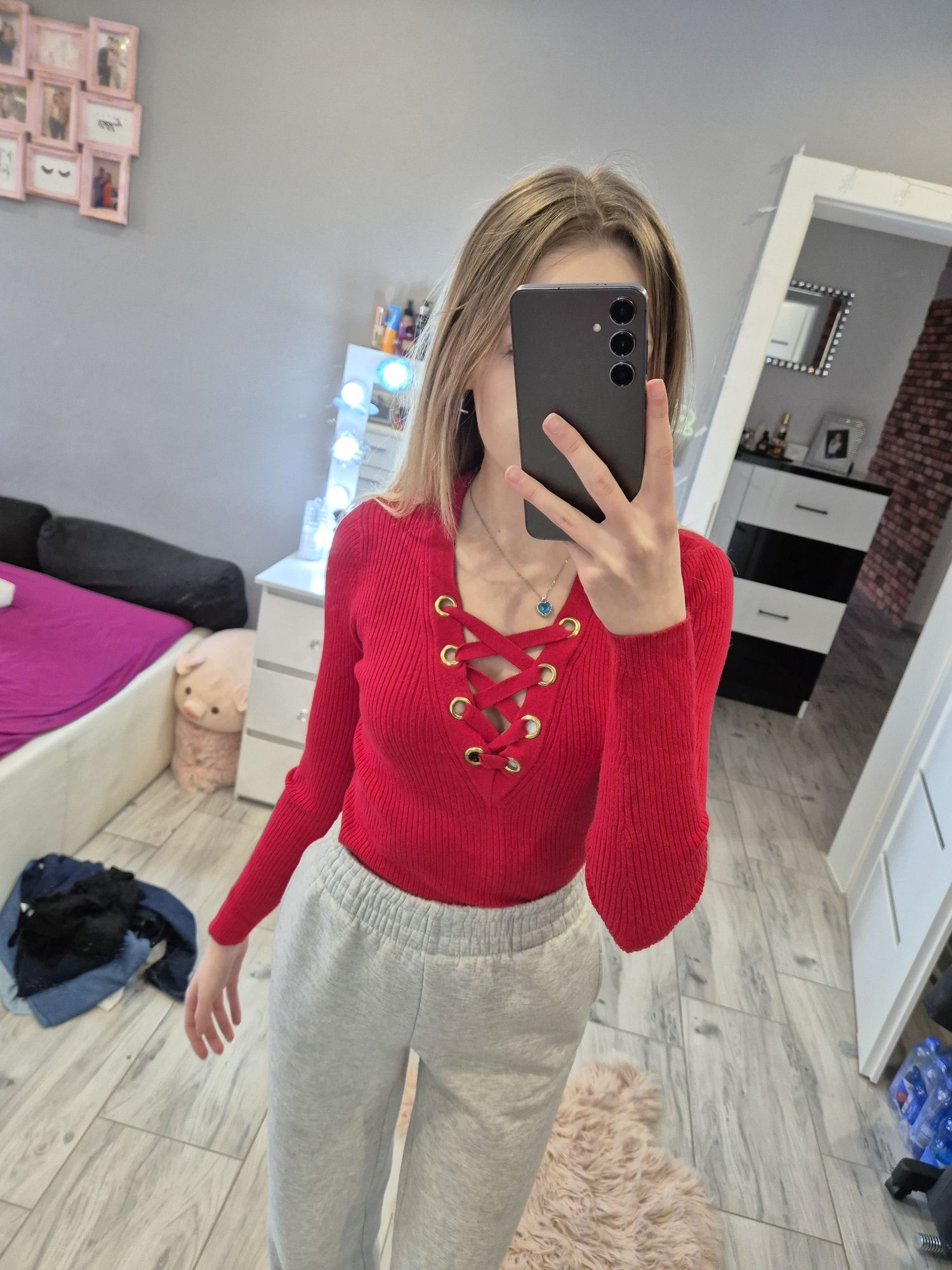 Czerwony sweterek z wiązaniem